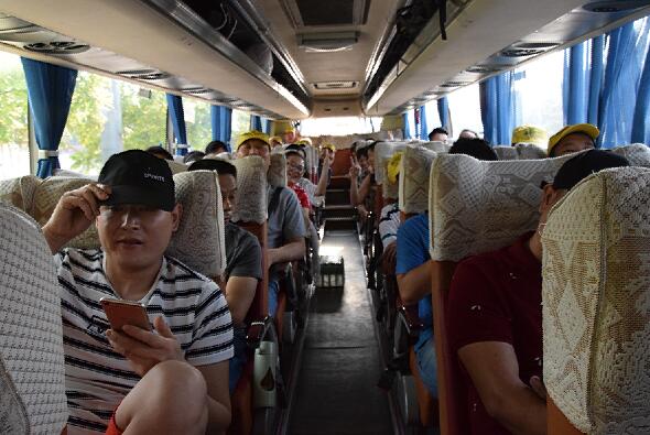 小优视频app为爱而生全體坐上旅遊大巴