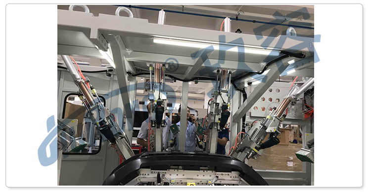我司劉總在現場講解小优视频官方下载缸在汽車倒車雷達衝孔機上的使用注意事項