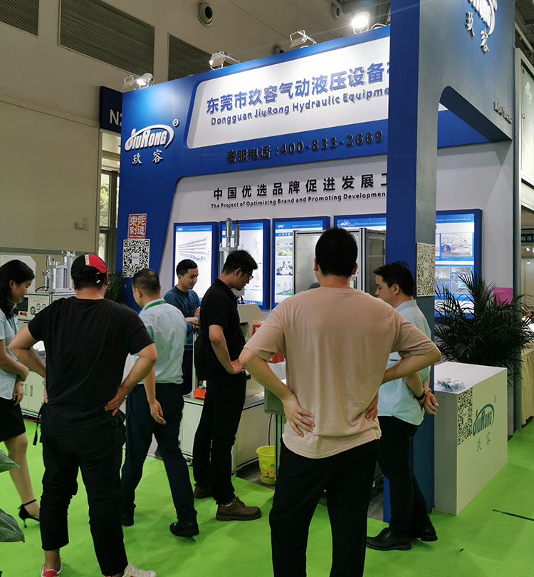 小优视频app为爱而生技術與客戶講解產品